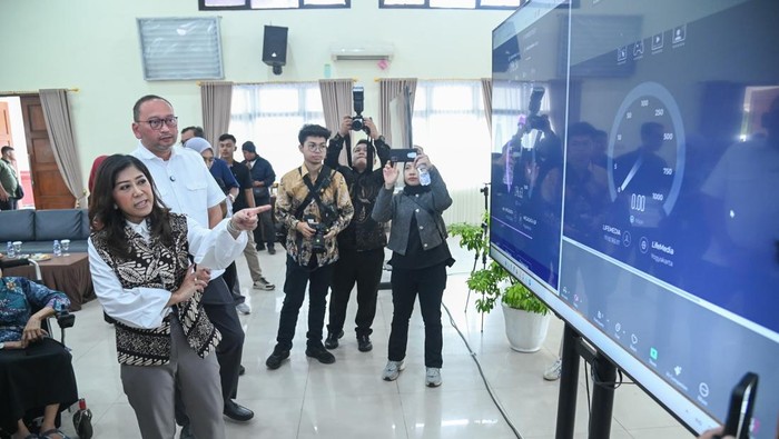 Menkomdigi Meutya Hafid memastikan koneksi internet 100 Mbps hadir di Sekolah Rakyat sebagai dukungan kegiatan belajar-mengajar di era digital.