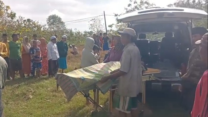 Evakuasi mayat yang ditemukan warga di Desa Rapa Daya, Kecamatan Omben, Sampang