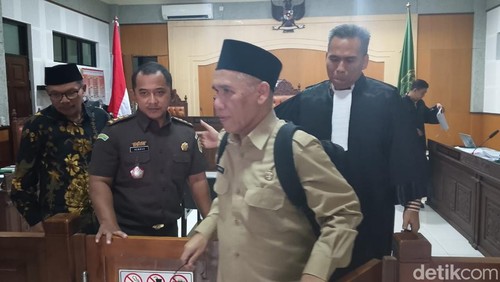 Iswandi hendak keluar dari ruang sidang Pengadilan Tipikor Mataram, Senin (30/6/2025).