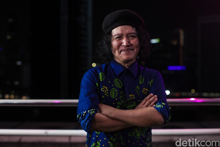 Penulis Andrea Hirata saat menyambangi kantor detikcom pada Rabu malam (25/6/2025).