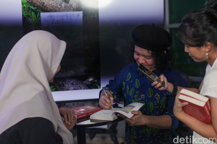 Penulis Andrea Hirata saat menyambangi kantor detikcom pada Rabu malam (25/6/2025).