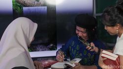 Lihat Lagi Aksi Andrea Hirata di Sesi Sharing Menulis Kreatif