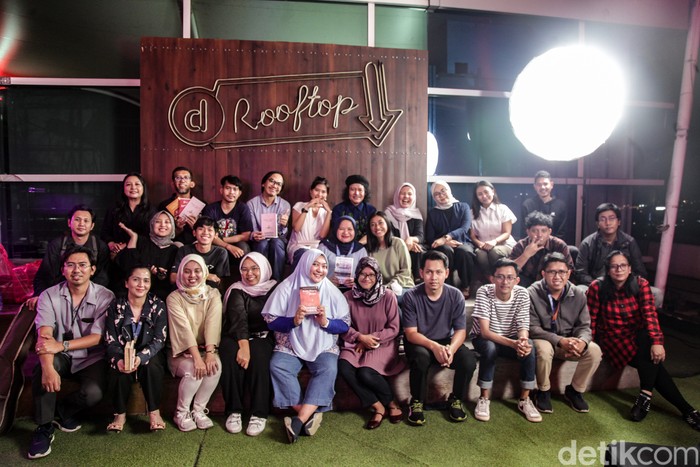 Penulis Andrea Hirata saat menyambangi kantor detikcom pada Rabu malam (25/6/2025).
