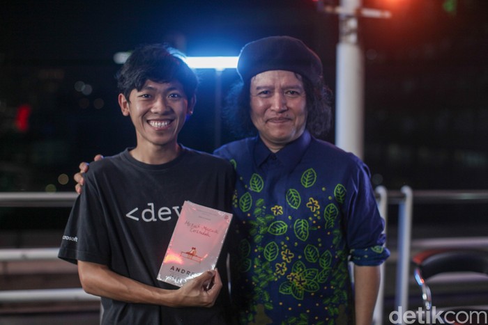 Penulis Andrea Hirata saat menyambangi kantor detikcom pada Rabu malam (25/6/2025).