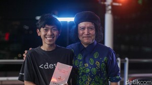 Puluhan awak redaksi detikcom dan Transmedia hadir dan antusias meminta tanda tangannya. Foto: Andhika Prasetia/ detikcom
