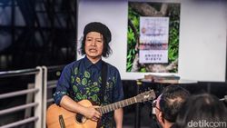 Lihat Lagi Aksi Andrea Hirata di Sesi Sharing Menulis Kreatif