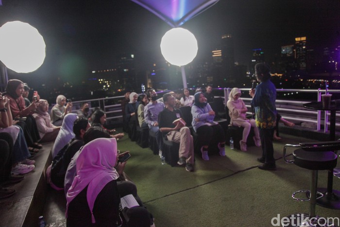 Penulis Andrea Hirata saat menyambangi kantor detikcom pada Rabu malam (25/6/2025).