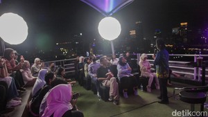 Pria yang akrab disapa Pak Cik itu juga sempat menceritakan apa itu gagasan atau ide dalam sebuah cerita. Ia kasih contoh, akan kegelisahan seorang anak kampung yang ingin belajar ke luar negeri. Foto: Andhika Prasetia/ detikcom