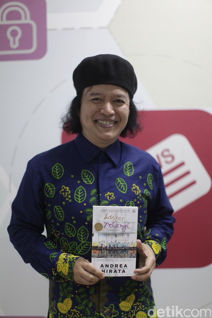 Penulis Andrea Hirata saat menyambangi kantor detikcom pada Rabu malam (25/6/2025).