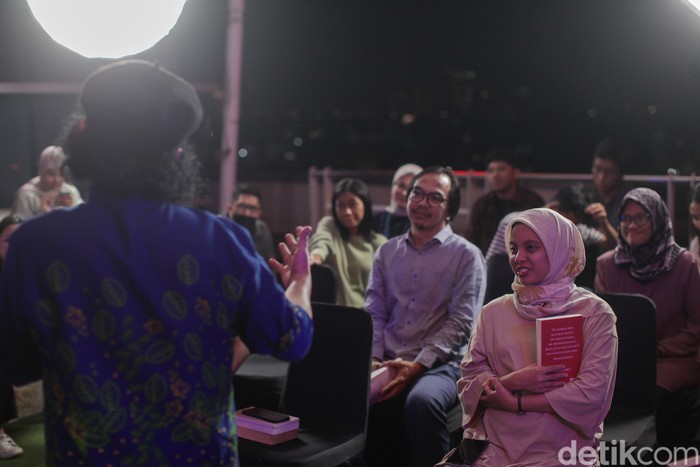 Penulis Andrea Hirata saat menyambangi kantor detikcom pada Rabu malam (25/6/2025).