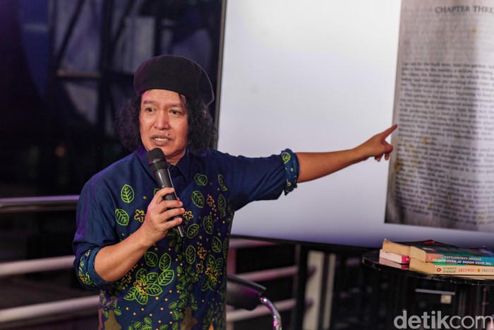Penulis Andrea Hirata saat menyambangi kantor detikcom pada Rabu malam (25/6/2025).