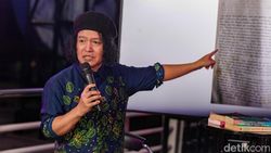 Lihat Lagi Aksi Andrea Hirata di Sesi Sharing Menulis Kreatif