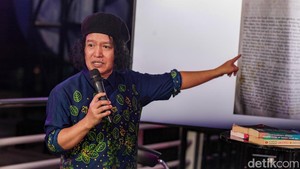 Andrea Hirata menceritakan betapa pentingnya menulis deskripsi cerita di bab pertama sebuah karya fiksi. Foto: Andhika Prasetia/ detikcom