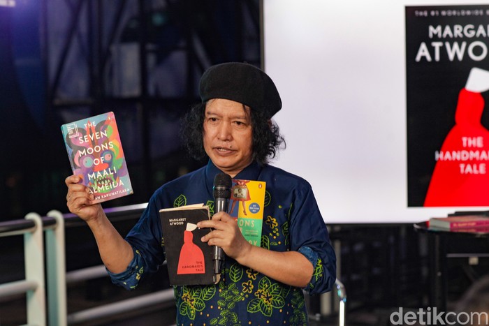 Penulis Andrea Hirata saat menyambangi kantor detikcom pada Rabu malam (25/6/2025).