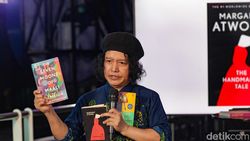 Lihat Lagi Aksi Andrea Hirata di Sesi Sharing Menulis Kreatif
