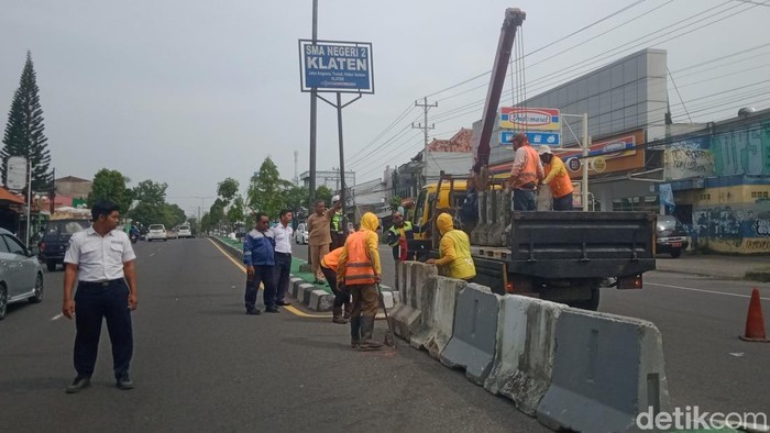 Celah median jalan Jogja-Solo Desa Trunuh ditutup.