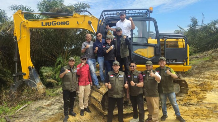 Penyerahan lahan dan eksekusi oleh bos sawit bersama Satgas PKH, di Pelalawan, Riau. (Dok Istimewa)