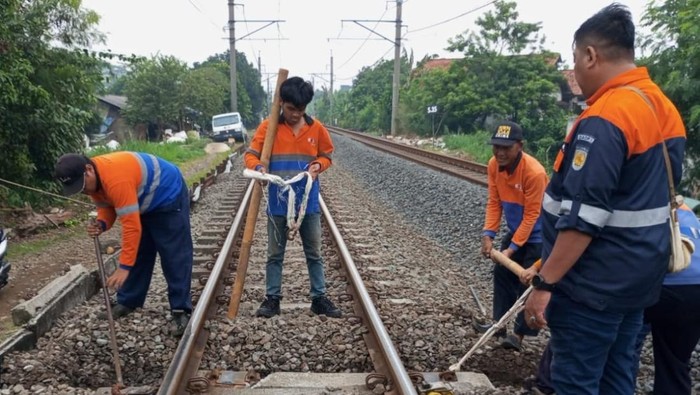Perbaikan bantalan rel yang bermasalah di Bogor (dok. KAI)