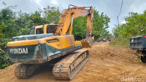 Perbaikan jalan di Dusun Serero, Desa Desa Sekotong Tengah, Kecamatan Sekotong, Lombok Barat.