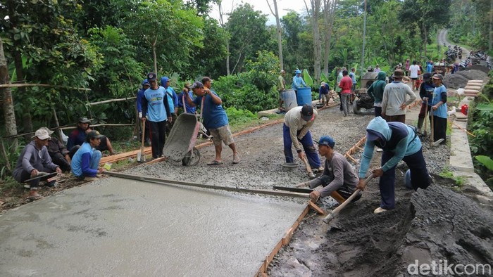 Warga secara swadaya membangun jalan penghubung dua desa di Kecamatan Gembong yang kondisinya rusak parah, Senin (30/6/2025).