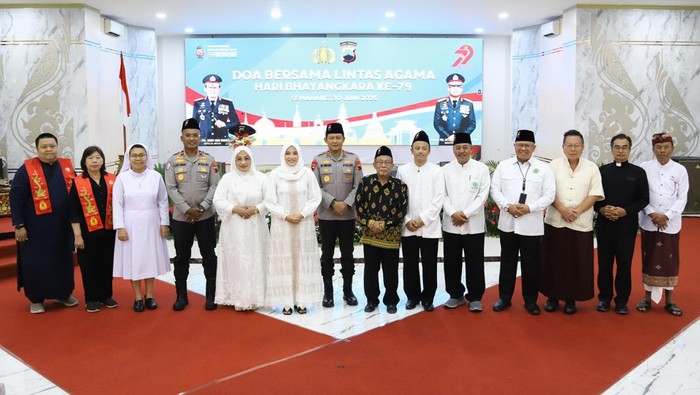 Polda Jateng menggelar doa bersama dan bakti sosial untuk memperingati Hari Bhayangkara, Senin (30/6/2025).