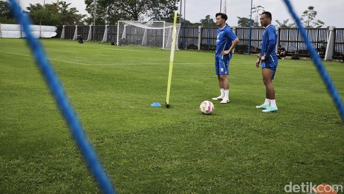 Persib Bandung memulai latihan perdana menghadapi musim baru. Para pemain anyar ikut bergabung.