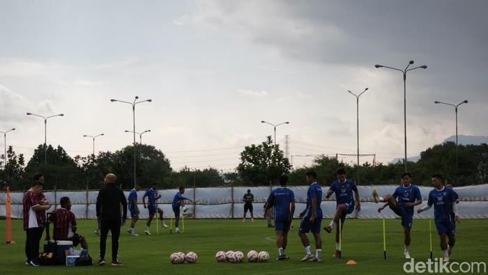 Persib Bandung memulai latihan perdana menghadapi musim baru. Para pemain anyar ikut bergabung.