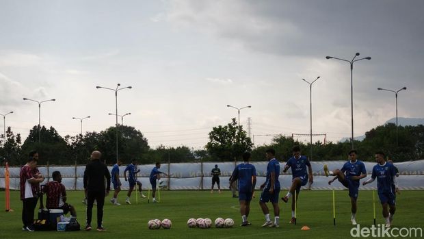 Persib Bandung memulai latihan perdana menghadapi musim baru. Para pemain anyar ikut bergabung.