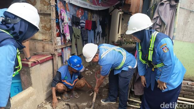 Petugas PDAM Makassar memasang sambungan air gratis di Kampung Berua Tamalate.