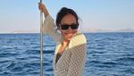 Pevita Pearce Asyik Berlayar Naik Yacht Bareng Suami
