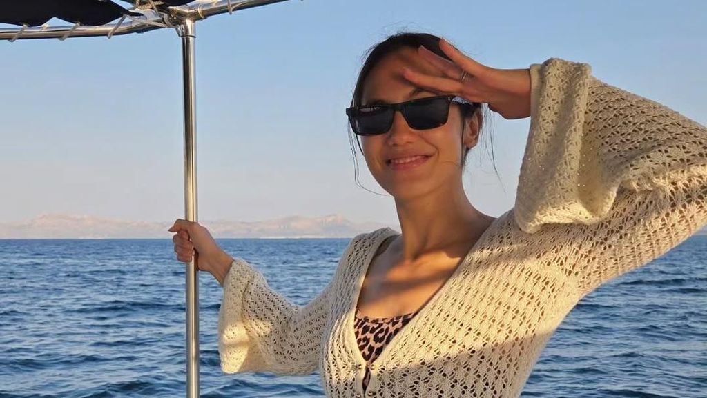 Pevita Pearce Asyik Berlayar Naik Yacht Bareng Suami