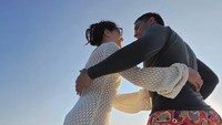 Pevita Pearce bermesraan dengan suami di yacht. (Foto: dok Instagram pevpearce)