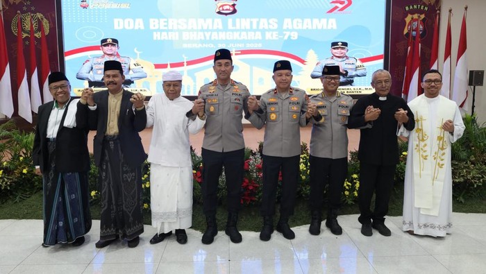 Polda Banten menggelar kegiatan Doa Bersama Lintas Agama dalam menyambut Hari Bhayangkara ke-79.