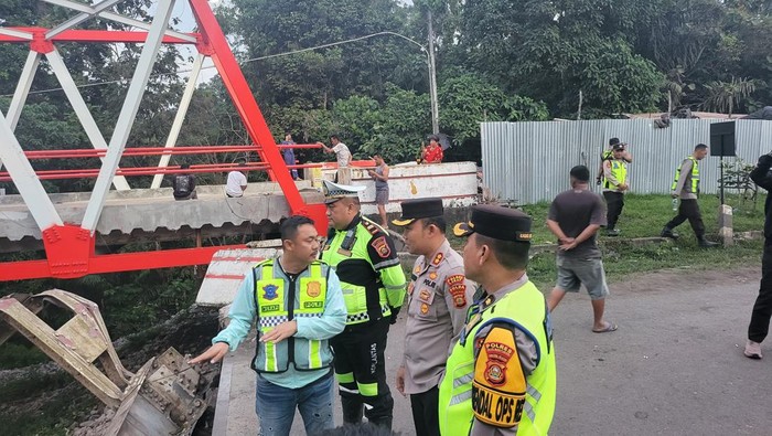 Polisi memantau kondisi ambruknya Jembatan Muara Lawai.