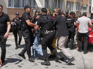 Polisi Turki Bubarkan Parade LGBTQ+, Puluhan Orang Ditangkap