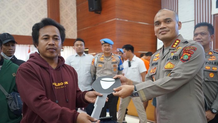 Polres Metro Bekasi mengembalikan 10 motor hasil pencurian sindikat kepada pemiliknya yang sah. Kapolres Metro Bekasi Kombes Mustofa secara langsung mengembalikan motor tersebut secara simbolik, pada Senin (30/6/2025).