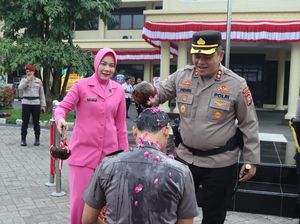 Tradisi Siraman Kembang Warnai Kenaikan Pangkat 80 Polisi Nganjuk