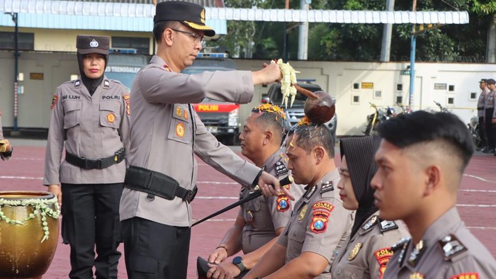 Kapolres AKBP Ridwan Maliki melakukan siraman bunga pada anggota pada rangkaian upacara kenaikan pangkat