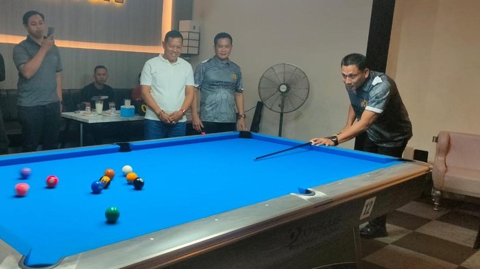 Kapolresta Banyuwangi Kombes Rama Samtama Putra saat membuka turnamen biliar