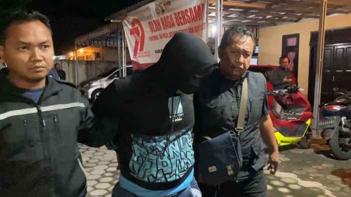 Polresta Banyuwangi menangkap ayah tiri yang diduga membunuh anak dengan cara dicekik