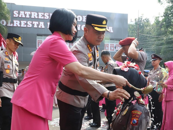 Kapolresta Malang Kota Kombes Nanang Haryono didampingi Ketua Bhayangkari Cabang Kota Malang Ny Nany Nanang Haryono dalam upacara kenaikan pangkat