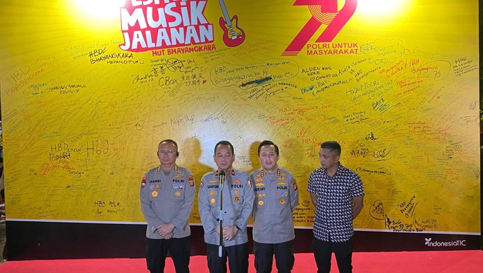 Polri gandeng puluhan musisi jalanan hibur masyarakat di Kota Tua jelang HUT Bhayangkara ke-79, pada Minggu (29/6/2025).