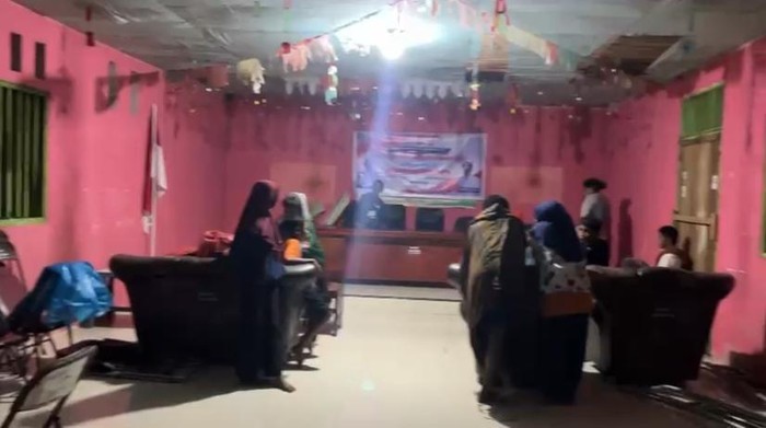 Sebanyak 100 warga yang menjadi korban banjir di Kabupaten Buru Selatan, Maluku, diungsikan. Mereka dievakuasi ke kantor Polsek Ambalau dan balai desa.