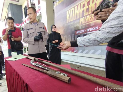 Jumpa pers kasus pria paruh baya tombak pemuda di Mapolres Kulon Progo, Senin (30/6/2025).