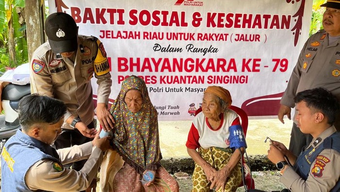 Program Jalur Polda Riau turun memberikan pelayanan kesehatan kepada lansia di Kunasing, pada Senin (30/6/2025).