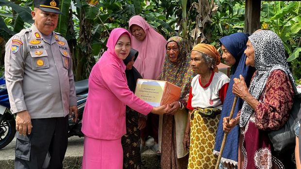 Program 'Jalur' Polda Riau turun memberikan pelayanan kesehatan kepada lansia di Kunasing, pada Senin (30/6/2025).