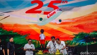 CEO dan pendiri Lion Group Rusdi Kirana bersama petinggi Lion Group memotong tumpeng merayakan 25 tahun Lion Air di kantor Lion City, Balaraja, Banten, Senin (30/6/2025). Tumpeng turut dibagikan kepada karyawan.