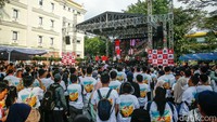 Sebanyak 7.000 karyawan dan keluarga tampak menghadiri HUT ke 25 Lion Air, menggunakan pakaian serba putih. Mereka tampak menikmati acara yang disuguhkan.