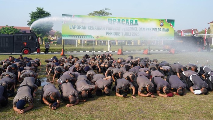 Ratusan personel Polda Riau mendapatkan kenaikan pangkat di HUT Bhayangkara ke-79. Upacara kenaikan pangkat dipimpin Kapolda Irjen Herry Heryawan, Senin (30/6/2025).