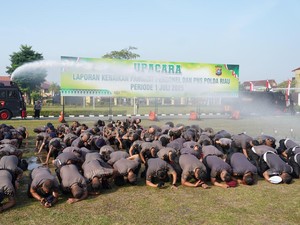 Ritual Siram Air Ratusan Personel Polda Riau Saat Naik Pangkat